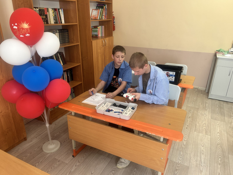 Собери свою модель робота!  /будни центра ТОЧКА РОСТА/символ Победы.